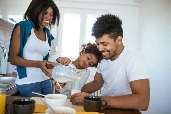 Szczęśliwa Rodzina Korzystających Śniadanie Godzinach Porannych Razem — Zdjęcie stockowe