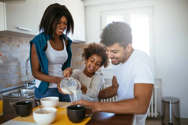 Porträtt Afrikanska Amerikanska Familj Njuter Att Frukost Tillsammans Hemma — Stockfoto