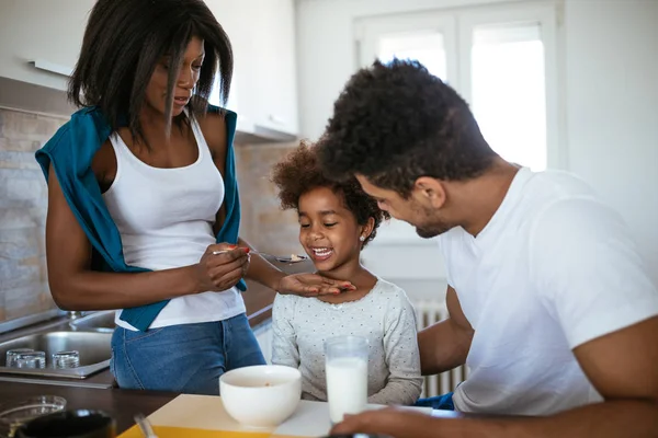 Birlikte Kahvaltı Bir Afro Amerikan Aile Bir Kadeh Annesi Kızının — Stok fotoğraf