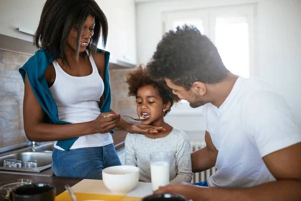 Foto Van Afro Amerikaanse Familie Samen Ontbijten — Stockfoto