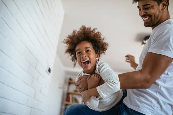 Atış Afro Amerikan Baba Kızı Evde Birlikte Eğleniyor — Stok fotoğraf