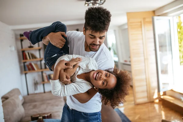 Familia Afroamericana Feliz Divirtiéndose Casa —  Fotos de Stock