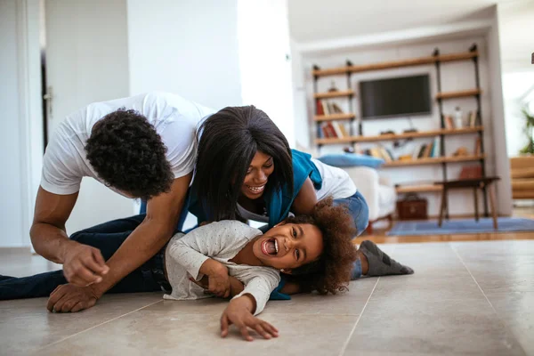 Gelukkig Afro Amerikaanse Ouders Genieten Van Spelen Met Dochter Thuis — Stockfoto