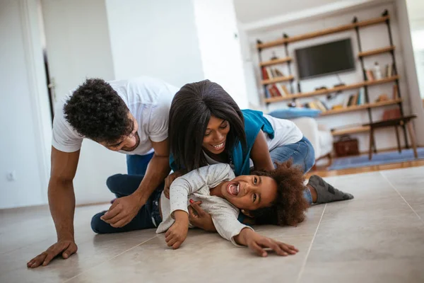 床で遊んで幸せなアフリカ系アメリカ人の家族 — ストック写真