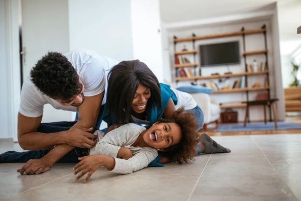Boldog Afro Amerikai Szülők Élvez Játék Val Lánya Otthon — Stock Fotó