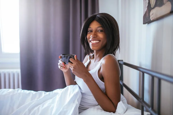 아프리카계 미국인 여자는 침대에서 커피를 즐기는 — 스톡 사진