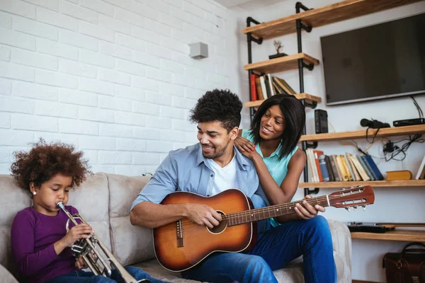 Afro Amerikaanse Familie Genieten Van Spelende Muziekinstrumenten Samen Thuis — Stockfoto