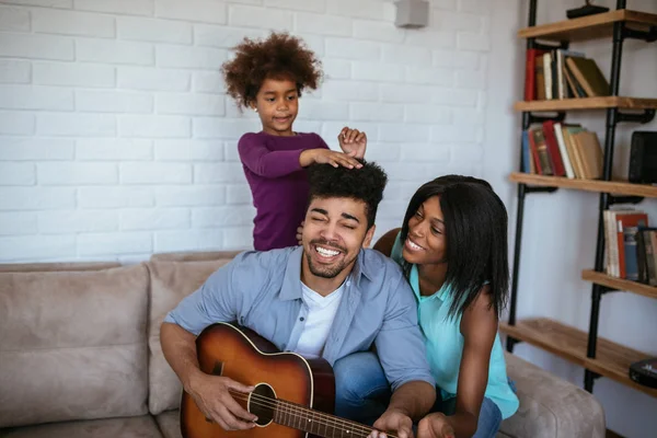 Arifcan Amerikalı Adam Biraz Müzik Gitar Ailesine Oynamak — Stok fotoğraf