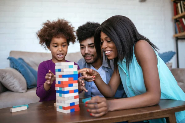 Skott Afrikanska Amerikanska Familj Spelar Ett Spel Hemma — Stockfoto