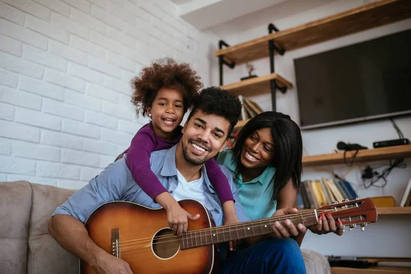 Knappe Vader Wat Muziek Spelen Gitaar Aan Zijn Familie — Stockfoto