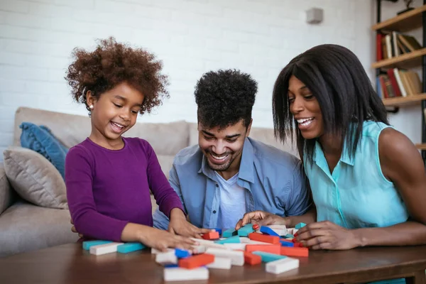 Família Feliz Jogando Jenga Juntos Casa — Fotografia de Stock