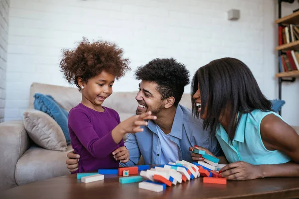 Lycklig Familj Spela Jenga Tillsammans Hemma — Stockfoto