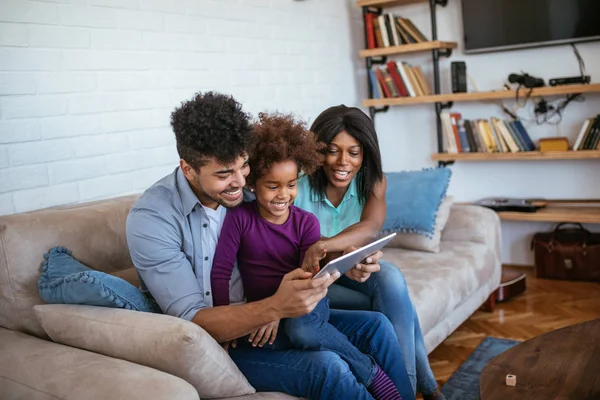 Feliz Família Afro Americana Surfando Rede Tablet — Fotografia de Stock