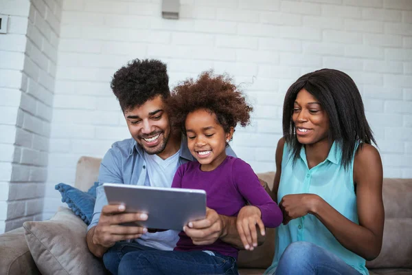Feliz Família Afro Americana Surfando Rede Tablet — Fotografia de Stock