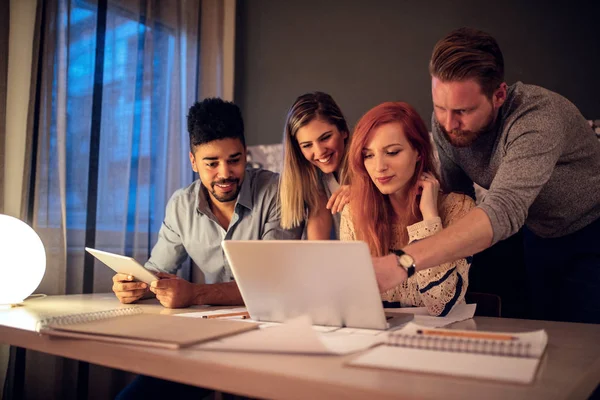 Foto Von Vier Geschäftsleuten Die Abends Hause Einem Projekt Arbeiten — Stockfoto