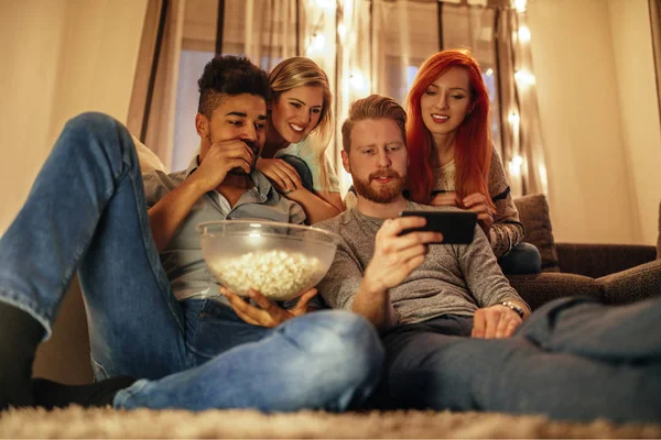 Foto Van Vrienden Bij Thuis Met Plezier Gebruik Van Mobiele — Stockfoto