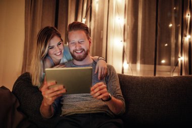 Online tablette vaktinizi mutlu genç Çift.