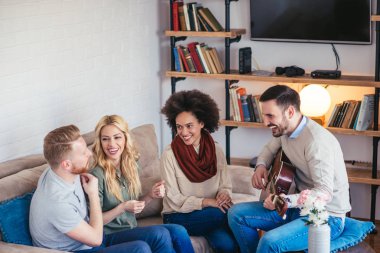 Bir gitar ve iyi bir ruh hali ile bir parti yapma arkadaşlar.