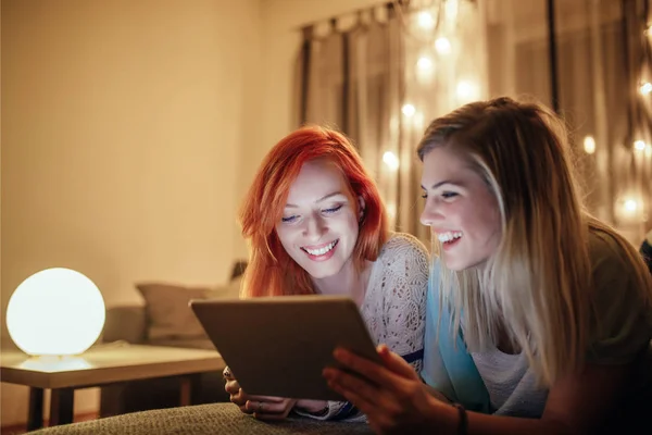 Genç Kadın Evde Kanepede Uzanmış Iken Dijital Tablet Kullanarak Gülümseyen — Stok fotoğraf
