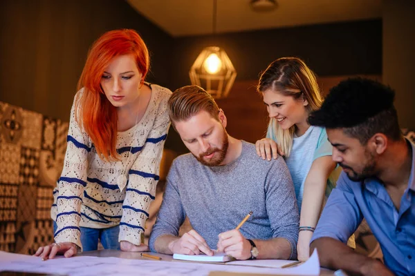 Foto Voor Jonge Ondernemers Werken Aan Een Nieuw Project Thuis — Stockfoto