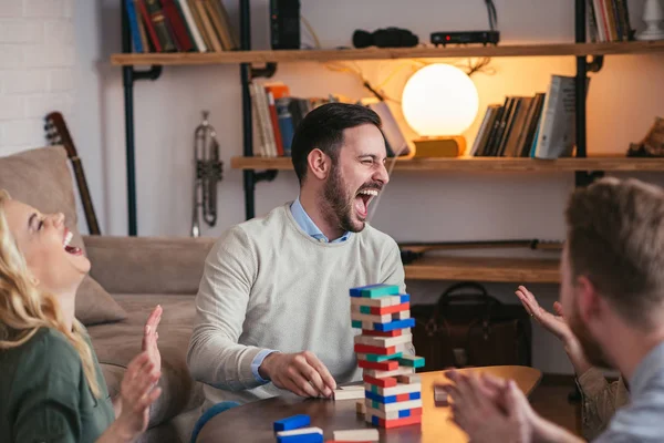 Grupo Amigos Tocando Una Jenga Casa — Foto de Stock