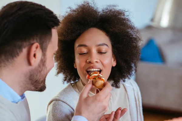 Tiro Jovem Alimentando Sua Namorada — Fotografia de Stock