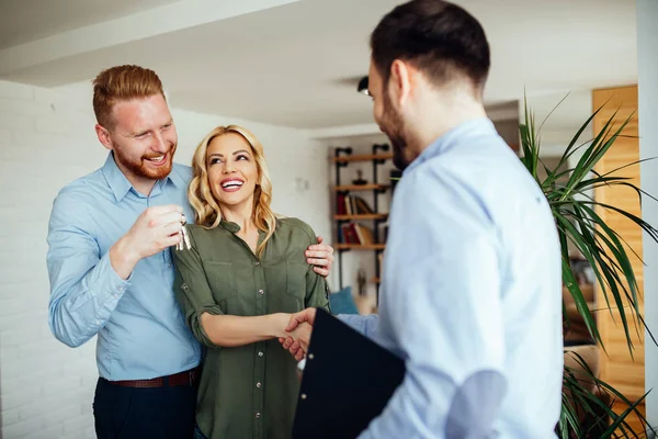 Foto Una Joven Pareja Sonriente Agradeciendo Agente Por Nueva Casa —  Fotos de Stock