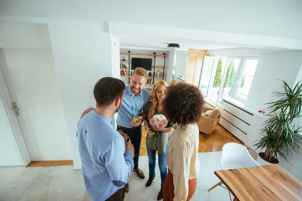 Girato Amici Che Congratulano Una Nuova Casa Chiuso Fotografia Stock