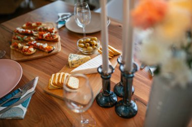 Yemek tablet kadar dolu bardak