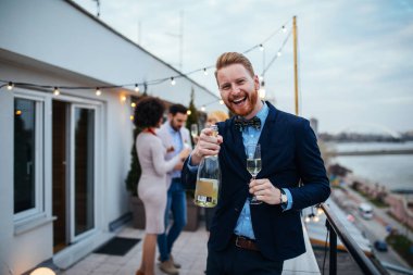 İyi giyimli güzel genç adam arkadaş ile kutluyor portresi.