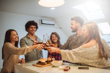 Bira ile sorun ve hamburger mutfakta yemek mutlu arkadaş grubu.