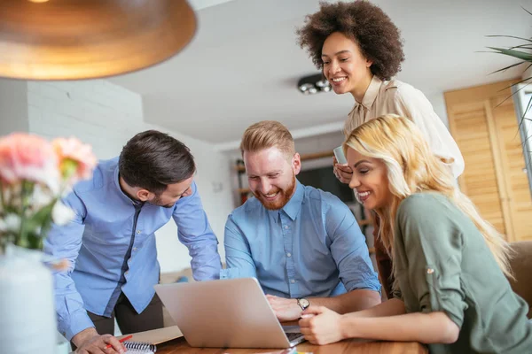 Amigos Felizes Passar Tempo Online Computador — Fotografia de Stock