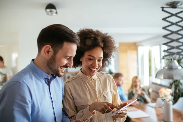 Tiro Feliz Pareja Joven Utilizando Tableta Digital Casa — Foto de Stock