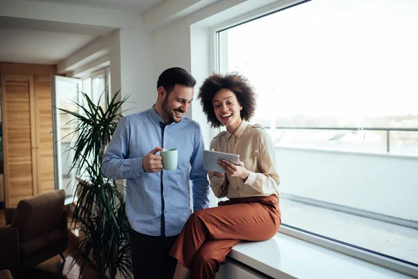 Dos Jóvenes Empresarios Que Trabajan Una Pausa Para Café — Foto de Stock