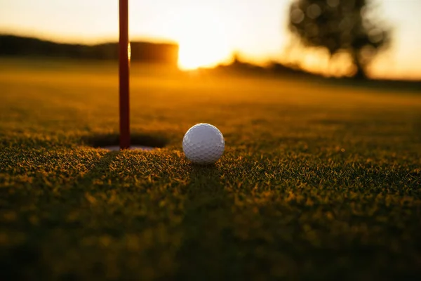 Lövés Golf Labda Egy Üres Tanfolyam Jogdíjmentes Stock Fotók