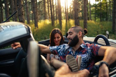 Genç bir çift harcama zaman birlikte bir arabada açık havada zevk portresi.