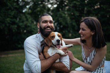 Mutlu çift ile onların köpek vaktinizi.