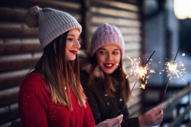 Köpüklü sopa tutan iki kadın fotoğrafı.