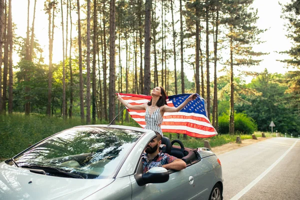 Aufnahme Eines Jungen Mädchens Mit Amerikanischer Flagge Auto — Stockfoto