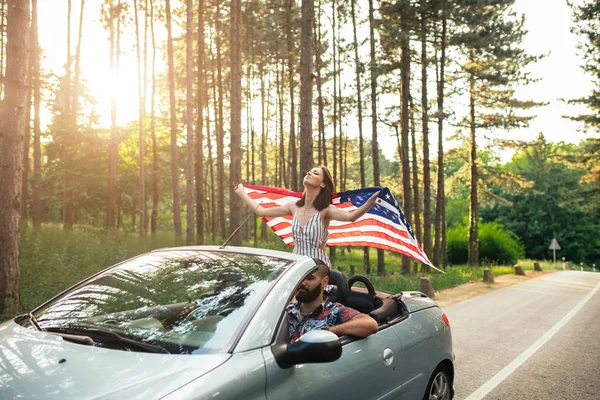 Aufnahme Eines Jungen Mädchens Mit Amerikanischer Flagge Auto — Stockfoto