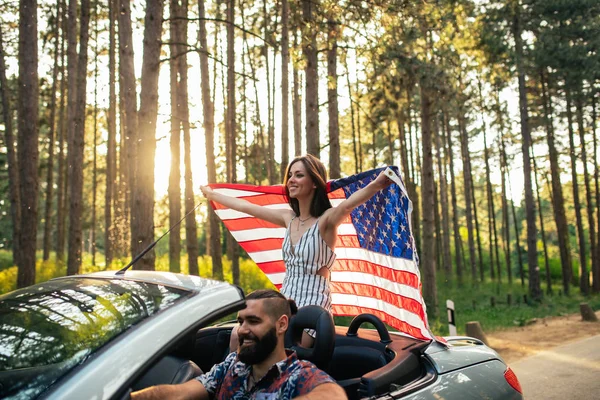 Aufnahme Einer Jungen Frau Mit Amerikanischer Flagge Während Einer Autofahrt — Stockfoto