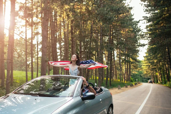 Schöne Mädchen Mit Einer Amerikanischen Flagge Genießt Eine Autofahrt Mit — Stockfoto