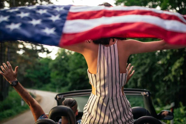 Foto Una Mujer Joven Extendiendo Una Bandera Americana Coche — Foto de Stock