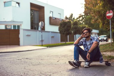 Bir yaz gününde onun longboard dışında oturan çekici erkek.