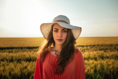 Güzel bir genç kadın alanında ayakta portresi.