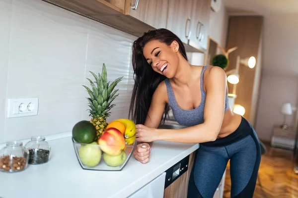 Sağlıklı Gıda Için Ulaşan Gülümseyen Bir Sporcu Kadın Portresi — Stok fotoğraf