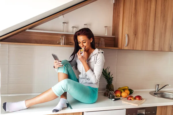 Fotografía Una Mujer Sana Comiendo Alimentos Saludables Cocina Mientras Usa — Foto de Stock