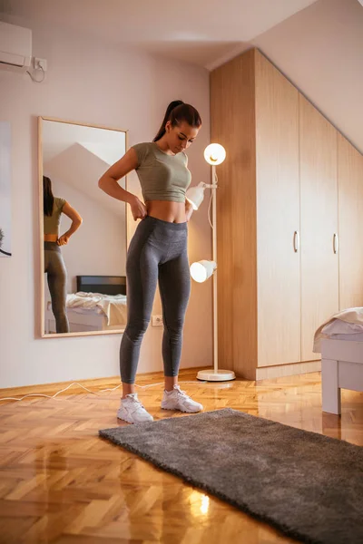 Güzel kadın evde Fitness için hazırlanıyor.