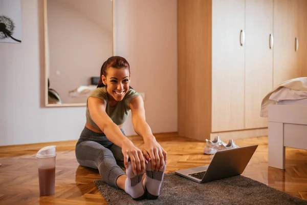 Hermosa Mujer Haciendo Ejercicio Casa Con Portátil — Foto de Stock