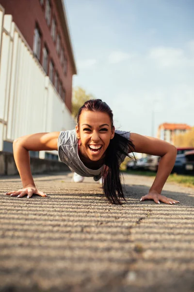 Όμορφη Νεαρή Γυναίκα Που Κάνει Push Ups Εξωτερικούς Χώρους — Φωτογραφία Αρχείου